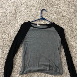 grey long sleeved shirt